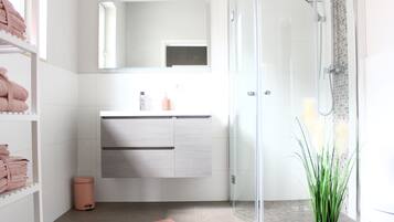 Dusche, Haartrockner, Handtücher, Toilettenpapier