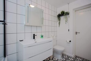 Bathtub, hair dryer, shampoo
