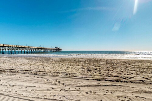 Coastal retreat near the pier w/ a balcony, shared pool, & beach access