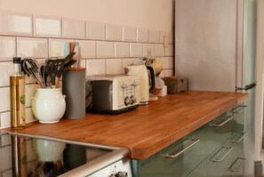 Fridge, oven, stovetop, electric kettle