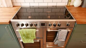 Refrigerador, horno, parrilla de estufa y tetera eléctrica