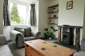 Smart TV, fireplace, books - Cosy Hygge/ Scottish themed home by Loch Ness (Fort Augustus)