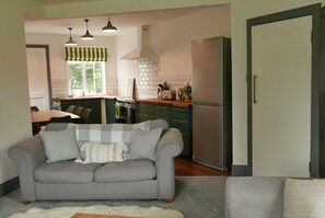 Smart TV, fireplace, books - Cosy Hygge/ Scottish themed home by Loch Ness (Fort Augustus)