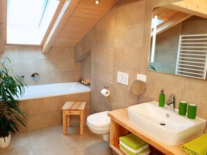 Badewanne, Haartrockner, Handtücher
