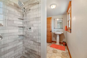 Badewanne, Haartrockner, Handtücher, Seife