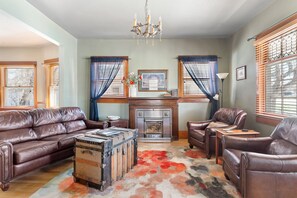 Smart TV, books, printers - Stay in this beautiful 1905 Craftsman Bungalow. (Spearfish)