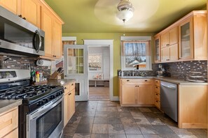 Fridge, microwave, oven, stovetop - Stay in this beautiful 1905 Craftsman Bungalow. (Spearfish)