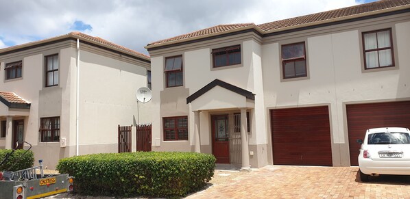 Exterior - Semi-detached Town House with 3 bedrooms, 2.5 bathrooms, lounge and patio (Cape Town)