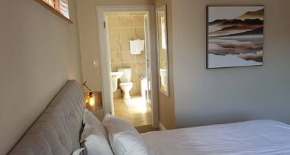 Semi-detached Town House with 3 bedrooms, 2.5 bathrooms, lounge and patio