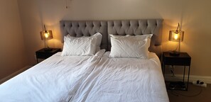 3 bedrooms, desk, travel cot, free WiFi - Semi-detached Town House with 3 bedrooms, 2.5 bathrooms, lounge and patio (Cape Town)