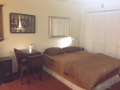 Large beautiful Studio, Private Entrance, En-suite Bath, private Kitchenette