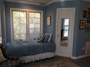 Desk, iron/ironing board, free WiFi, bed sheets - Lovely guest suite in a quiet but close-in neighborhood (Washington)