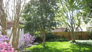 Un jardin bien entretenu, agrémenté de diverses plantes à fleurs et d’une pelouse parfaitement taillée.
