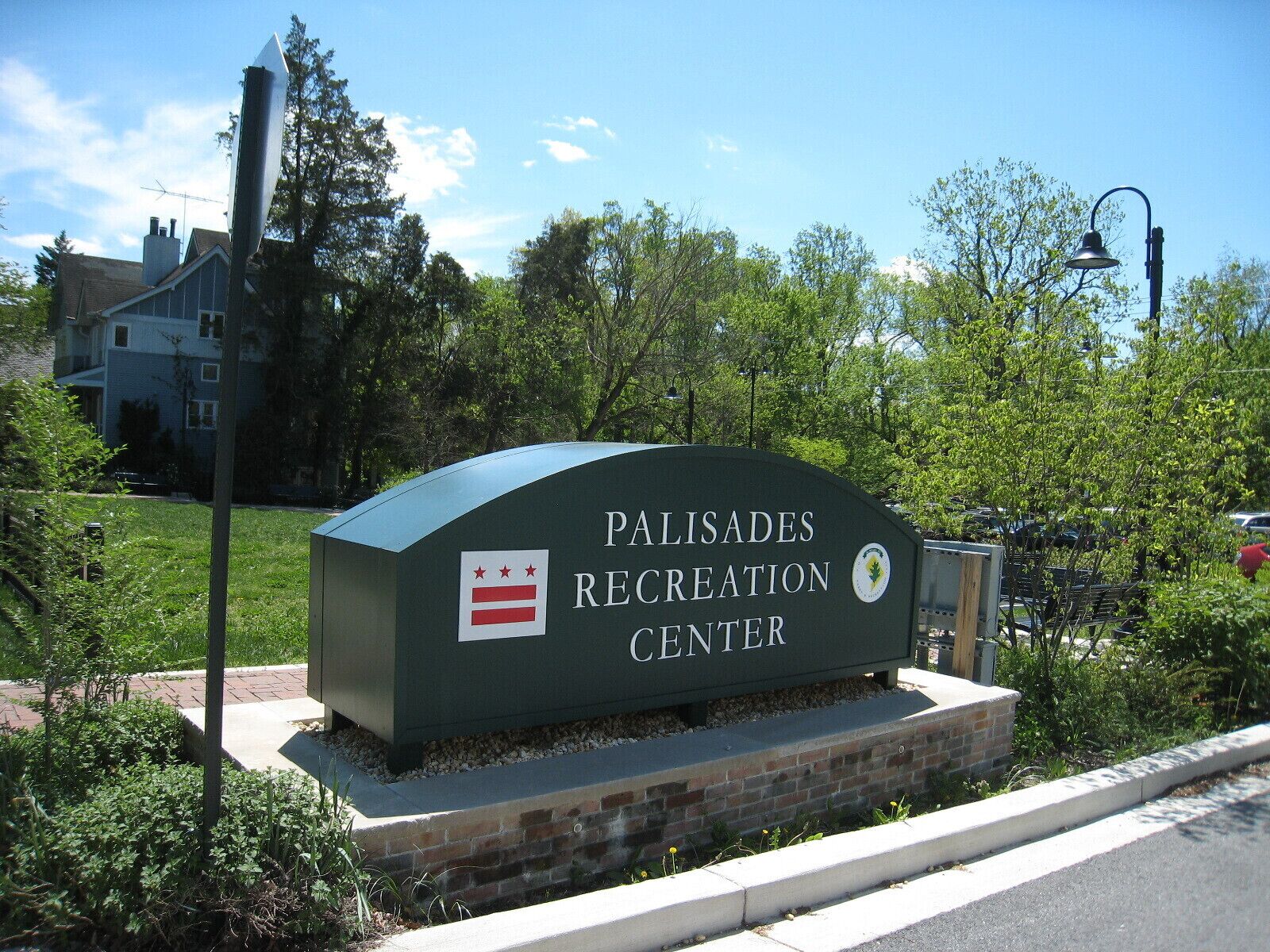A sign for the Palisades Recreation Center.