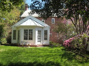 Exterior - Lovely guest suite in a quiet but close-in neighborhood (Washington)