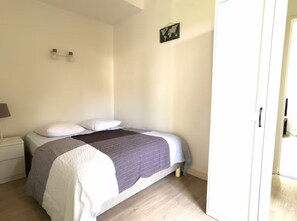 2 Schlafzimmer, Bügeleisen/Bügelbrett
