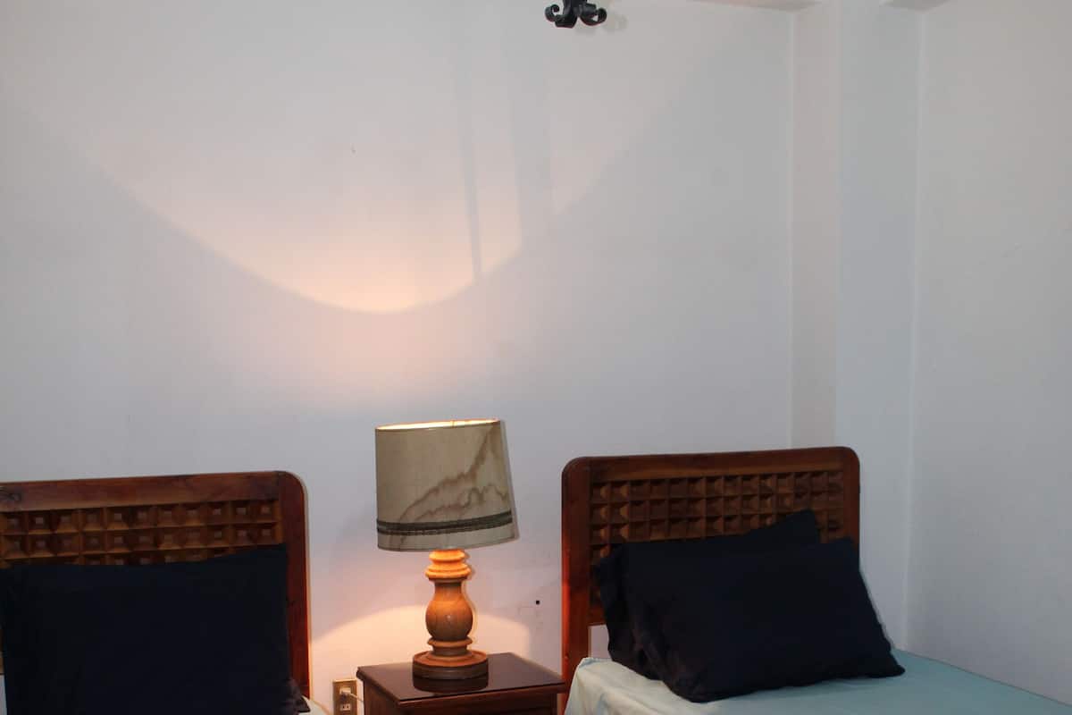 Habitación estándar (#3) | 1 habitación, decoración personalizada y escritorio