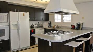 KĂŒhlschrank, Mikrowelle, Ofen, Herdplatte