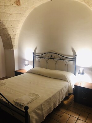 Chambres insonorisées, lit parapluie, Wi-Fi gratuit, draps fournis