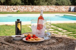 Una piscina al aire libre de temporada (de 08:00 a 19:00), sombrillas