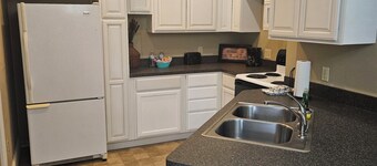 Ledgestone Farms-Cozy Farm Apartment