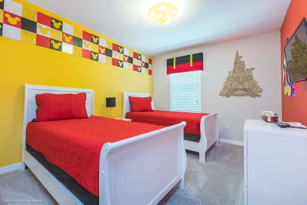 5 bedrooms, iron/ironing board, WiFi, bed sheets - Epic Disney Getaway! Gated Resort! Pool! Fun! (Kissimmee)