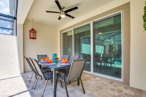 Outdoor dining - Epic Disney Getaway! Gated Resort! Pool! Fun! (Kissimmee)