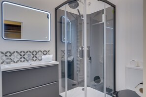 Kostenlose Toilettenartikel, Haartrockner, Handtücher