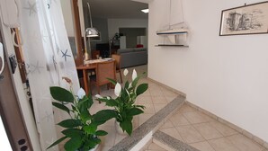 Un interno moderno con zona pranzo, cucina e soggiorno.