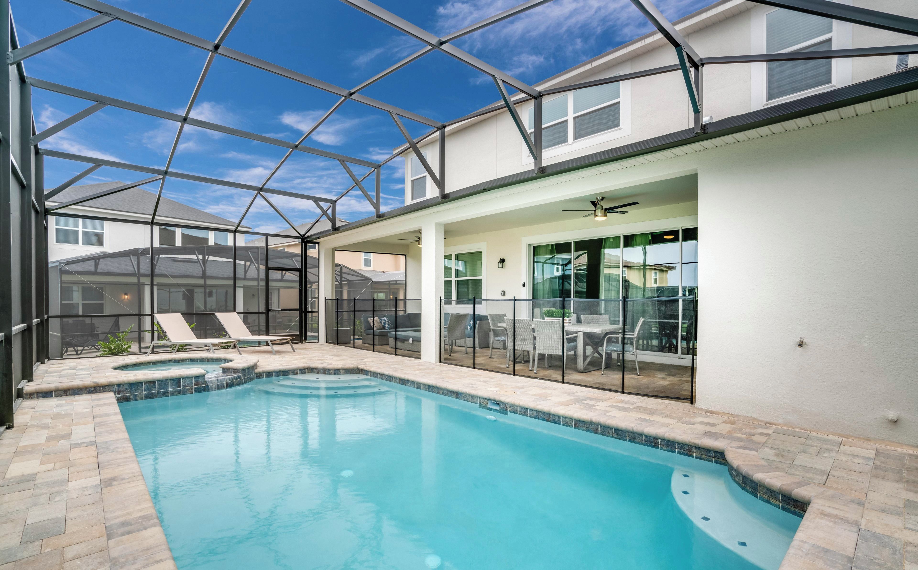 Una piscina interior amb sostre de vidre, seients relaxants i una zona de terrassa amb mobiliari exterior.