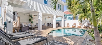 246 Sunset Oasis: Private Pool, Pet-Friendly, Sleeps 8