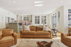 Smart-TV, Kamin, Bücher, Musikbibliothek