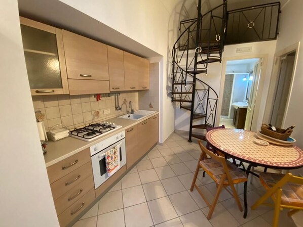 Fridge, oven, stovetop, coffee/tea maker