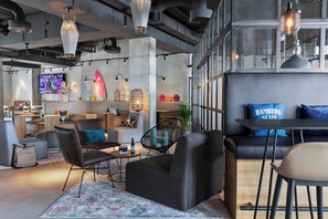49-inch flat-screen TV with digital channels, TV - Moxy Hamburg City (Hamburg)