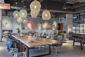 Lobby lounge - Moxy Hamburg City (Hamburg)