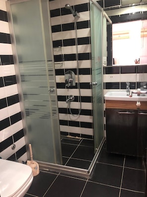 Bathtub, towels