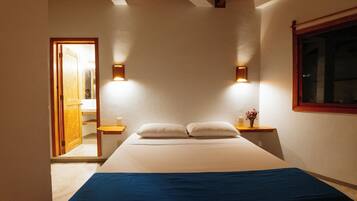 Habitación doble Confort, 1 cama King size, vista al mar | Caja de seguridad en la habitación y espacio para trabajar con laptop