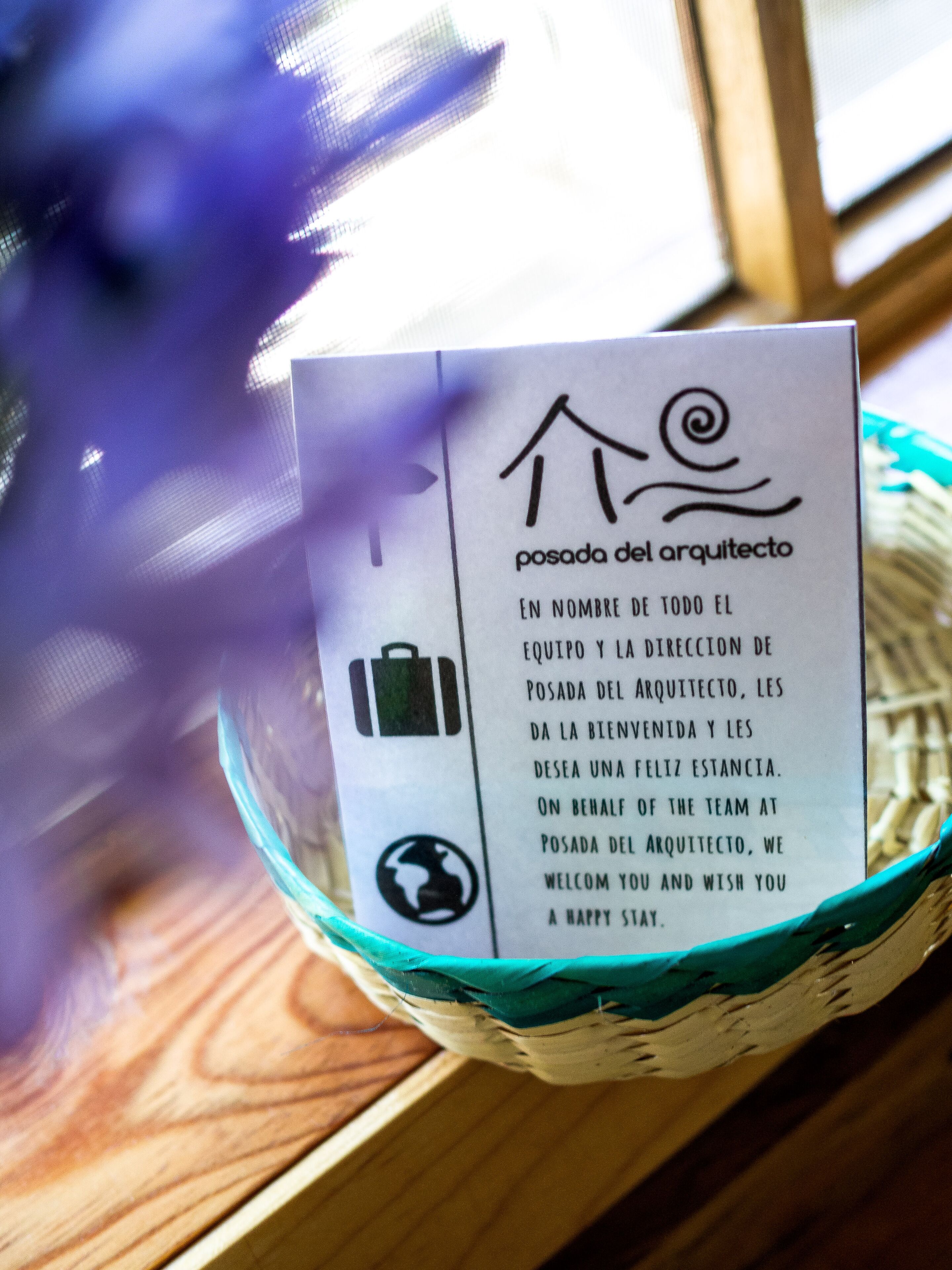 Una tarjeta de bienvenida en una cesta de mimbre.