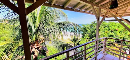 Caja de seguridad en la habitación y espacio para trabajar con laptop . Posada del Arquitecto