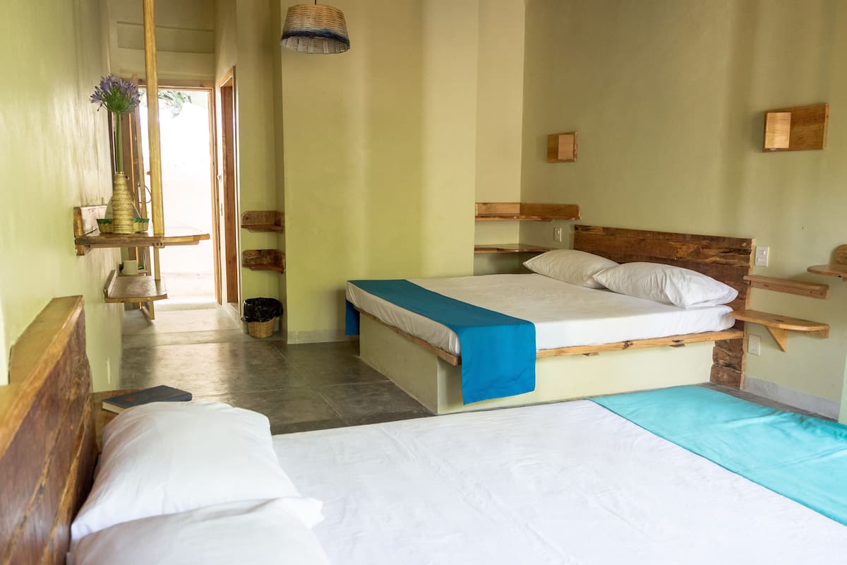 Comfort vierpersoonskamer, Meerdere bedden, uitzicht op tuin | Een kluis op de kamer, een laptopwerkplek, gratis wifi, beddengoed