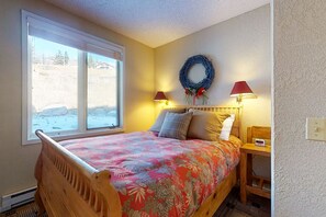 3 bedrooms, Internet, bed sheets - Western-inspired condo w/ wood fireplace, full kitchen, & shared hot tub & pool (Vail)