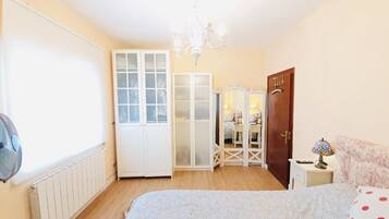 3 Schlafzimmer, Schreibtisch, Bügeleisen/Bügelbrett, kostenloses WLAN