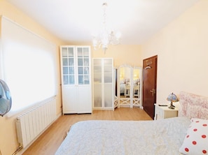 3 chambres, bureau, fer et planche à repasser, Wi-Fi gratuit