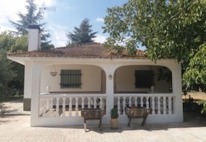 Terrace/patio - Rural house next to the river with private pool, fireplace, swings and barbecue. (Illana)