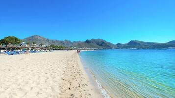 Chaises longues, serviettes de plage