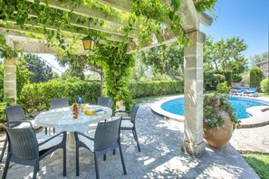 Outdoor dining - 3 Bedrooms, 2 bathrooms, enbeded into the natural mediterranean surrounding. (Pollença)