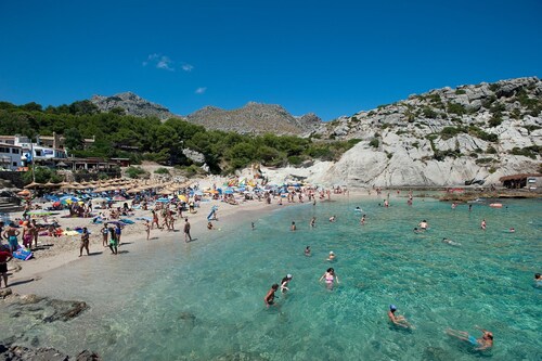 3 Bedrooms, 2 bathrooms, enbeded into the natural mediterranean surrounding.