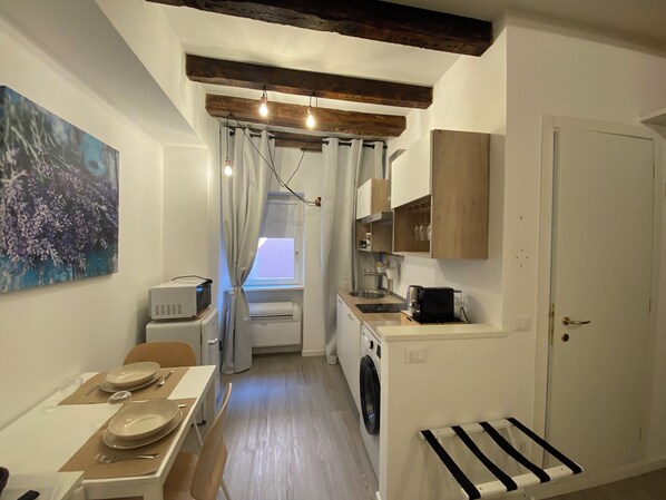 Fridge, microwave, stovetop, dishwasher