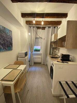 Fridge, microwave, stovetop, dishwasher - Little Suite Bergamo (Bergamo)