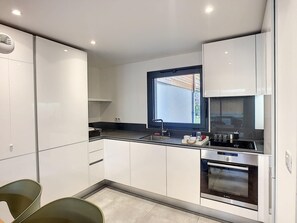 Kühlschrank, Ofen, Geschirrspüler, Wasserkocher mit Kaffee-/Teezubehör